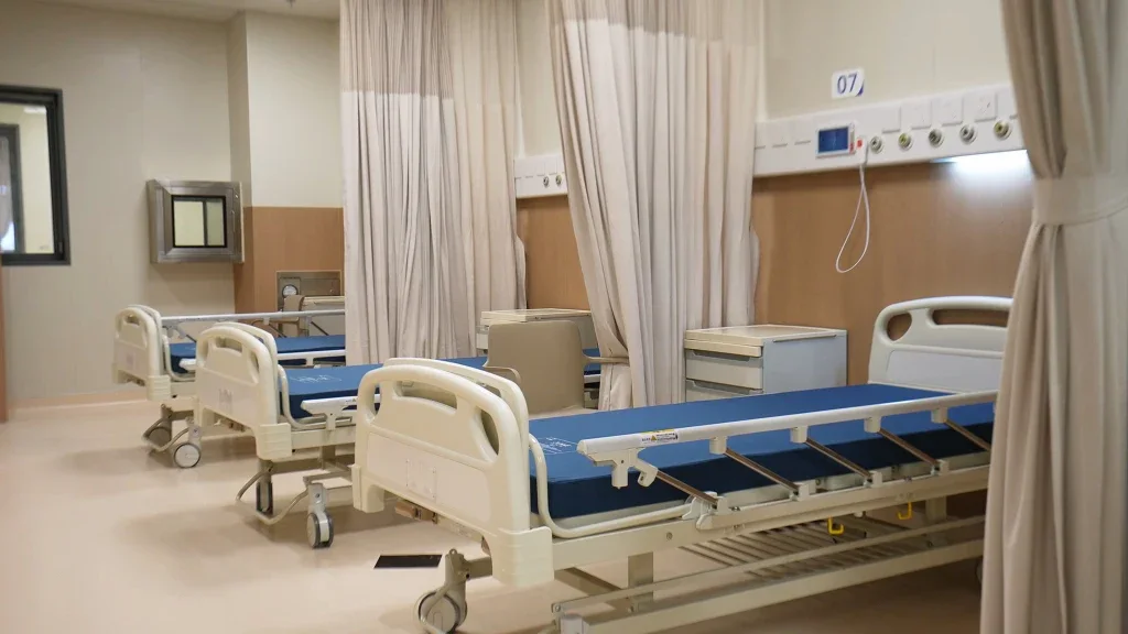 Shanghai Public Health Clinical Center · Ward · Negative-pressure room, Emergency Medical Center