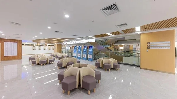 Yueyang Hospital of Integrated Traditional Chinese and Western Medicine, Shanghai University of Traditional Chinese Medicine · International medical department lobby at the Ganhe Road campus