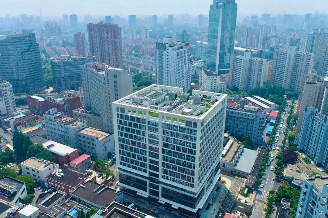 Yueyang Hospital of Integrated Traditional Chinese and Western Medicine, Shanghai University of Traditional Chinese Medicine · Outpatient building at the Ganhe Road campus