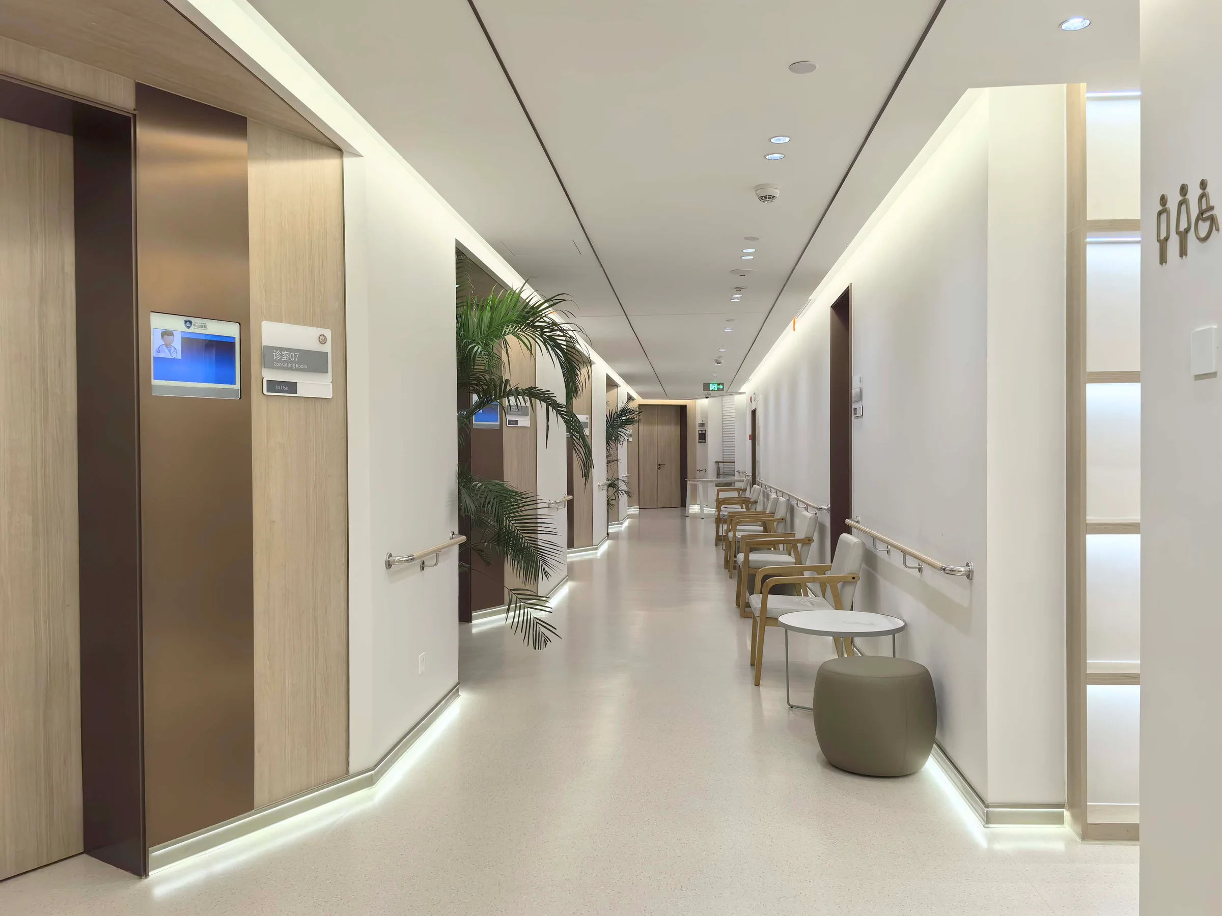 Zhongshan Hospital, Fudan University · Corridor · International Medical Department outpatient area
