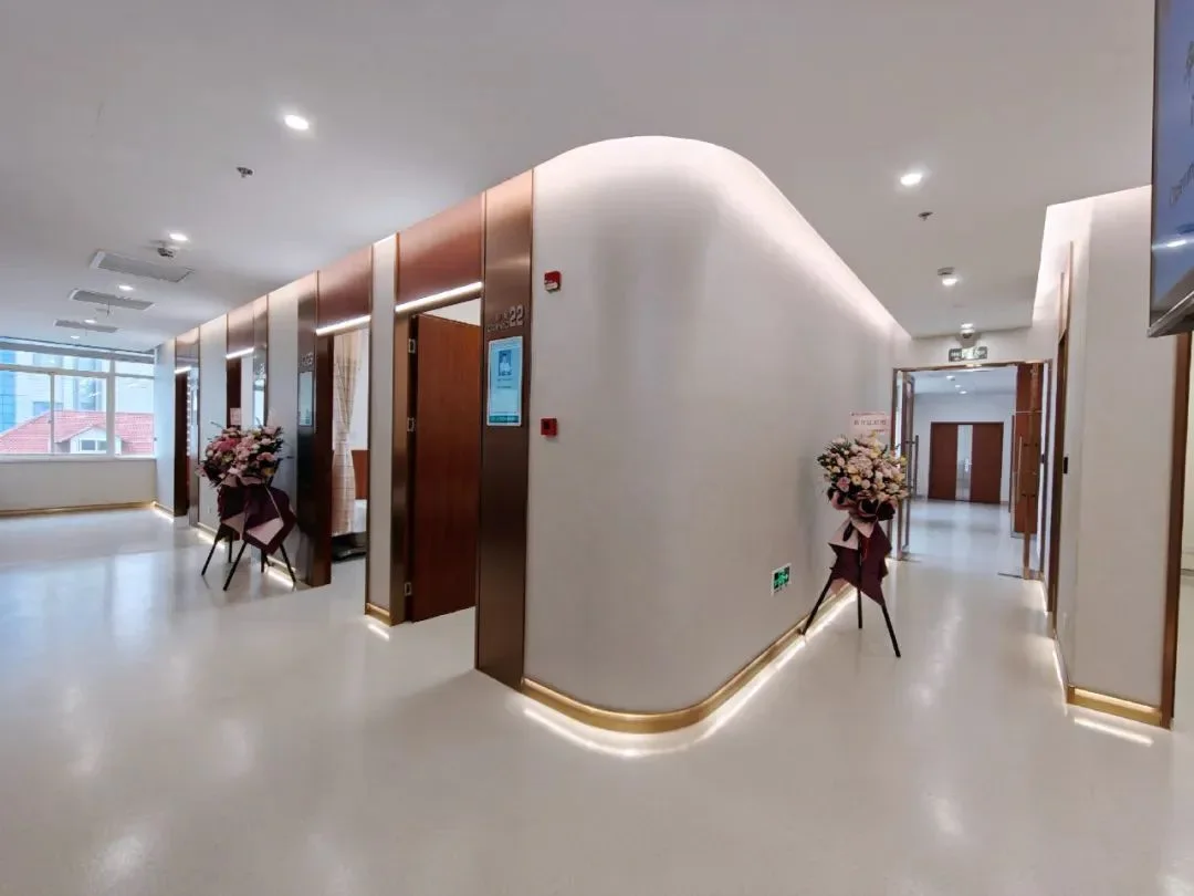 Huashan Hospital, Fudan University · Corridor · International Medical Center outpatient area